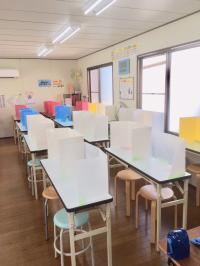 幅広い年齢のお子さまが快適に学習できる明るい教室です☆感染症対策も実施！