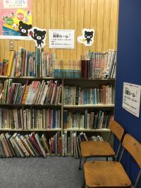 多くの本に触れていただけるよう読書コーナーを設置しています。