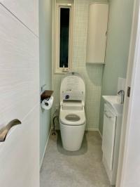 トイレの照明、ふた、水栓、手洗い器は自動となり、余計なところの接触を避けます。