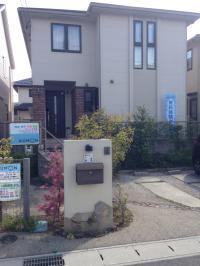 はなみずき公園の斜め向かいです。ブルーの公文看板が目印です。