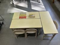 幼児さん用の机で親子で楽しく学ぶことが出来ます。