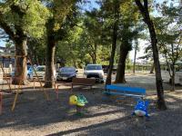 教室の隣にちびっ子広場と広い駐車場があります。