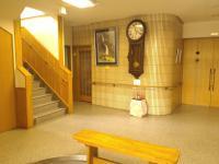 階段より2階へお越しください