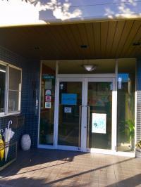 こちらの玄関からお入りいただき、階段を上がって3階までお越しください