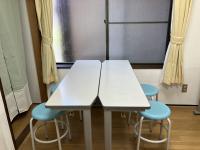 対面式の机で親子で楽しくてBaby Kumonをします。