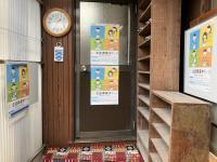 教室の入り口です。下駄箱に靴を入れてお入り下さい。