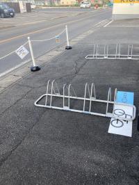 駐輪場は、入口階段の前にございます。