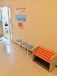 階段で２階に上がっていただいた右手が教室です。