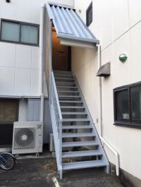 階段を上がって靴を脱いで入ります。