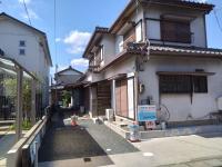 お車の方は駐車場にとめて、奥にお越しください。ベビーカーも通れます。