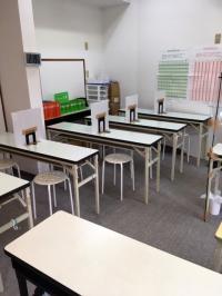 幼児~中学生が学習。感染防止のためボード設置、マスク着用、検温、消毒徹底してます