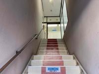 階段を上がって２階へどうぞ。<br />
手すりを持ってお気をつけてお上がりください。