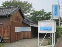 教室の入り口の外観。道路に面した看板が目印です。