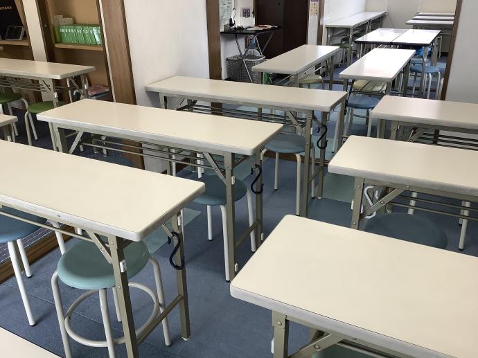 小中高校生は背の高い椅子と机です。34席あります。
