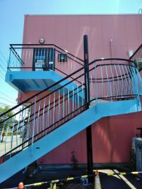 教室は２階です。青い階段が目印です。