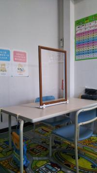 1対1の対面になりますので、仕切りを設けました。<br />
低い椅子で、安全に楽しく!