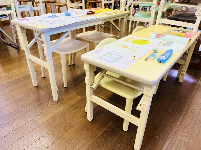幼児さん専用の小さな机と椅子を揃えておりますので、安心して学習できます🎵<br />
