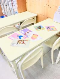 幼児用の小さな机といすで、カード遊びやパズルを楽しみにくる子もいます♪