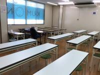 明るい教室です。集中して学習できます。英語席もあります