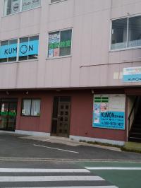 教室の前に駐車場は3台あります。<br />
送迎時にご利用下さい。