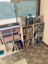 様々な本を読めるスペースもございます♪