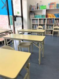 幼児用の机と椅子です。感染予防を考慮し席の間隔をあけています。