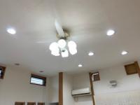 天井には大きなファンが設置されており、常に空気が循環されております。