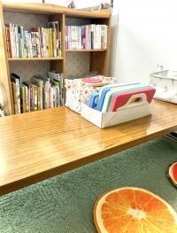 待合スペースでは本を読んだりパズルで遊べます。幼児さん向け絵本やパズルもあります