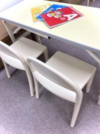 幼児さんは足が床につく幼児専用机で学習します。