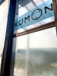 ガラス飛散防止、防犯のため入り口全面にシートを貼っています。安全に努めています。