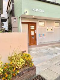 通り沿いのミントグリーンの建物です