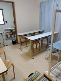 学習スペースです。３人掛けの机を間隔をあけて２人で使用します。