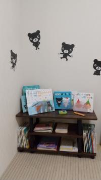 教室内のベビーくもんコーナーです。気になる本は棚から出しちゃえ！