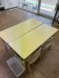 幼児さん用の足がつく机があります。<br />
