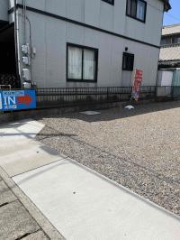 教室向かって左側、砂利の駐車場が共同の駐車スペースになっております。