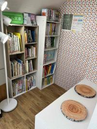 たくさんの本が用意されています。赤ちゃん用の絵本もたくさんご用意があります。<br />