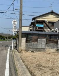 教室はマックスバリューから北側に進んだ住宅街にあります！水色のロゴが目印です！