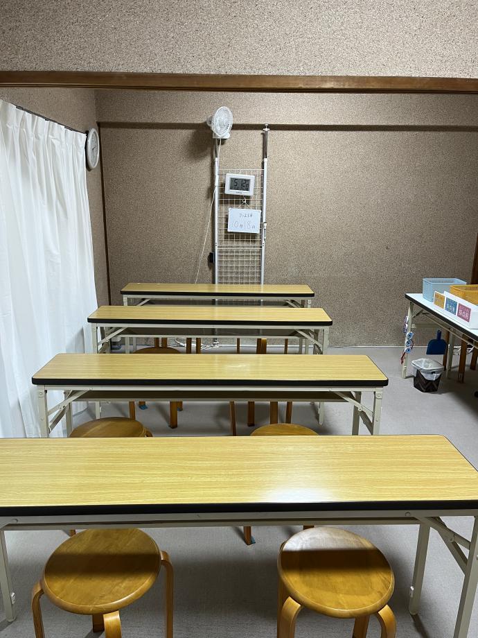教室内の机・椅子の配置は、<br />
スクール形式です。