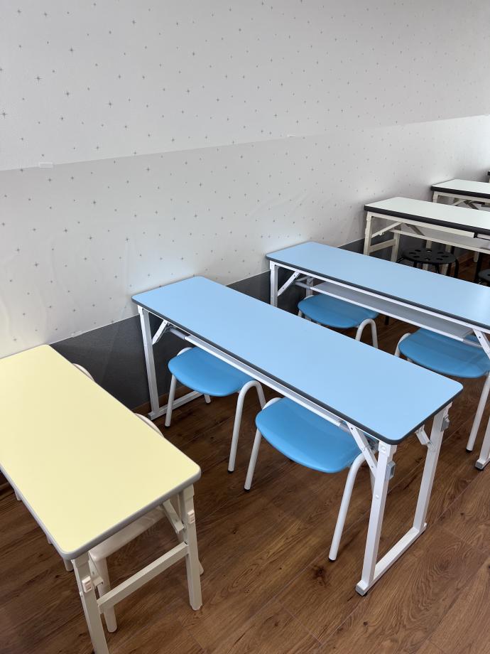 幼児用席、小学校低学年用席とサイズの違う机と椅子をご用意しております。