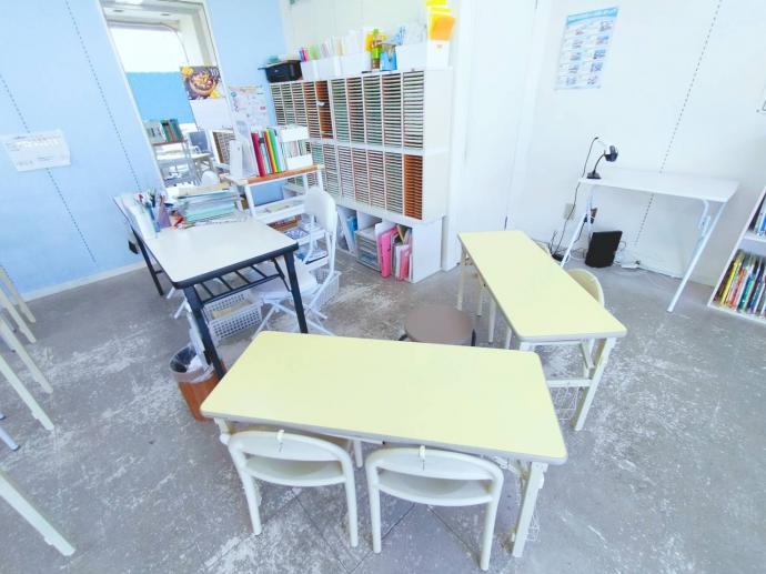 幼児向けの机と椅子もあります。スタッフがつくので３歳のお子さんも安心♪
