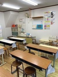 明るく清潔な教室空間です。