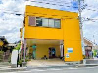 1階が駐輪場、２階が教室です。知立郵便局の正面にあります。