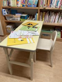 成長に応じてお母さんのおひざで抱っこや幼児用の机やいすを使います。