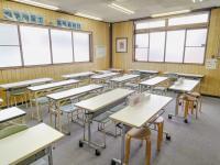 広くて明るい教室です。背もたれの付いたイスがあるので幼児さんでも安心です。