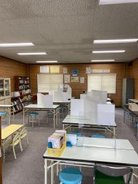 コロナ感染症対策でパネルで仕切っています。