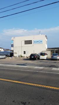 浜田神社の向かいにあります。駐車場は数台OKです。