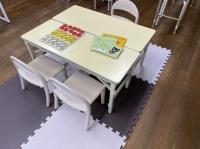 ひとりで座れるようになったら、こちらで！数字盤やパズルも準備しています。