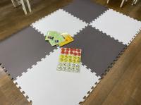 お椅子に座れない時も安心して過ごしていただけるクッションマットを準備しています。