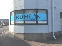 通り沿いのロゴが目印です。