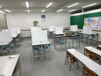 コロナ感染対策のためパネルで仕切っています。